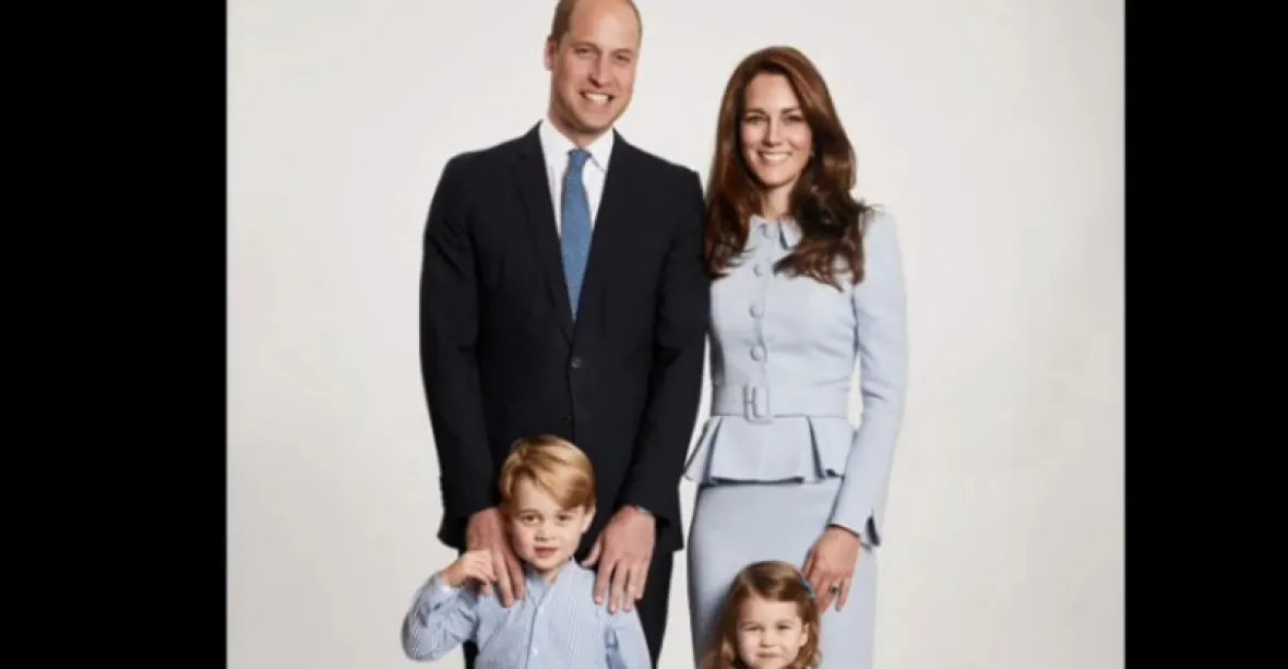 Vánoční foto královské rodiny. Princezna Charlotte se prý podobá Alžbětě II.