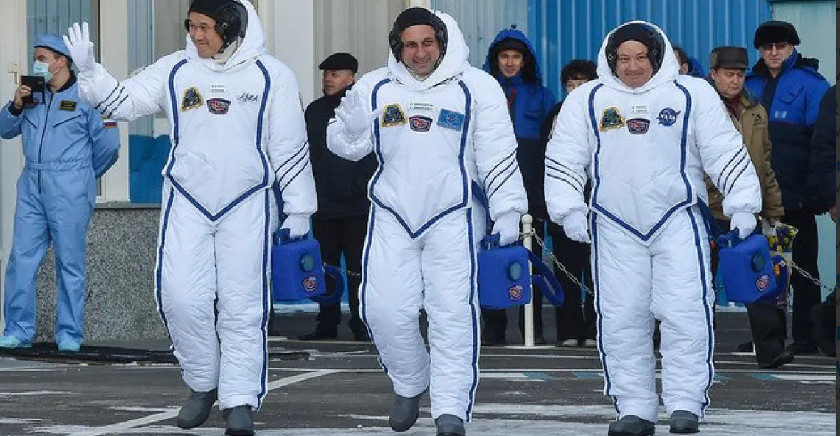 Tři nové posily ve vesmíru: Rus, Američan a Japonec