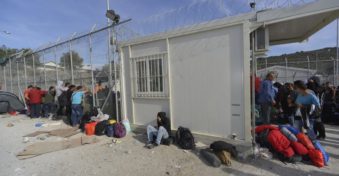 V uprchlickém táboru na Lesbu došlo k potyčkám, nejméně sedm zraněných