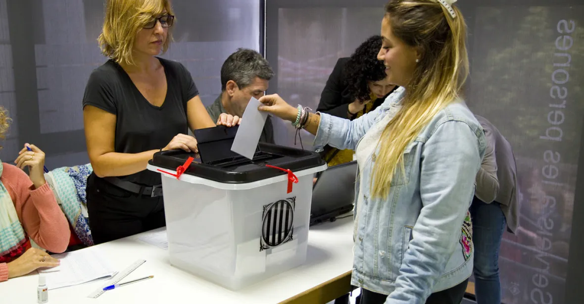 Katalánsko je na nohou, v zemi probíhají ostře sledované volby