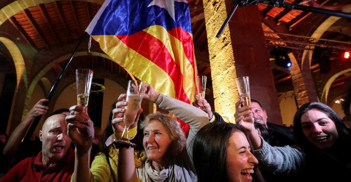 Katalánsko slaví vítězství separatistů. EU nechce výsledky voleb komentovat