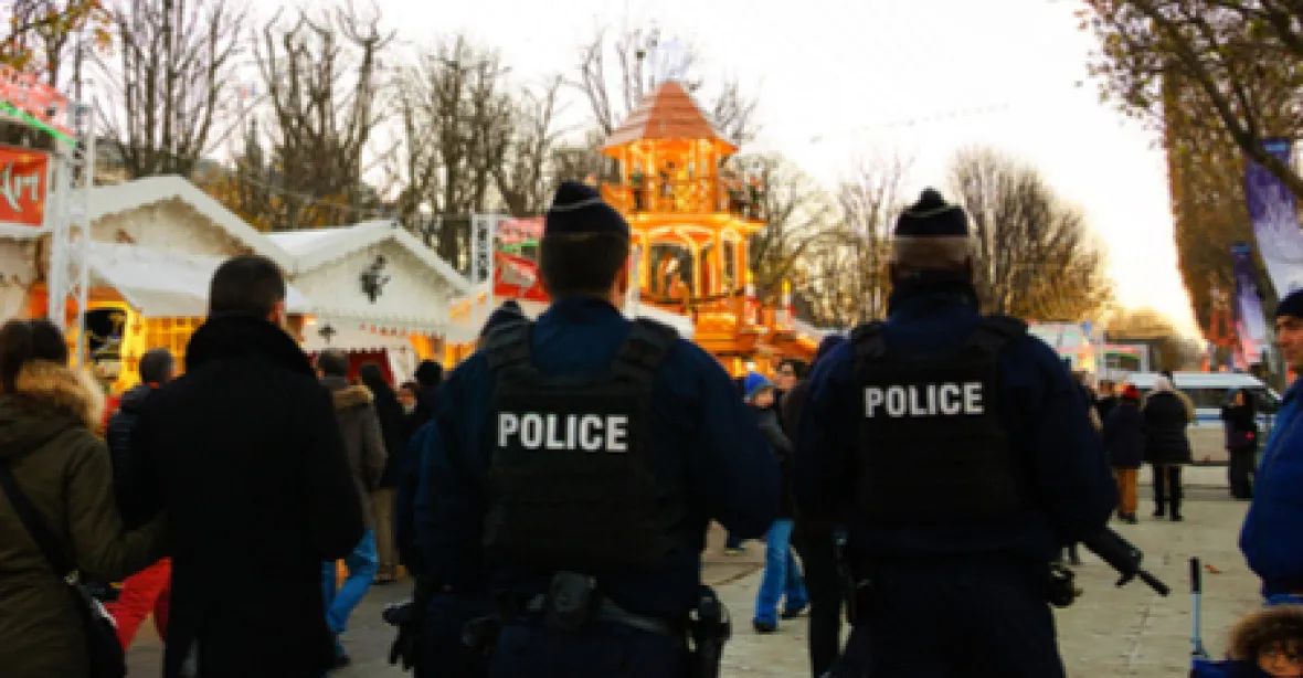 Chrání Vánoce. Francie povolala do ulic 100 tisíc policistů a vojáků