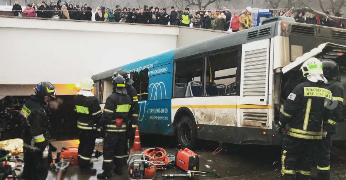VIDEO: Autobus vjel v Moskvě do podchodu. Zabil čtyři lidi, dalších devět zranil