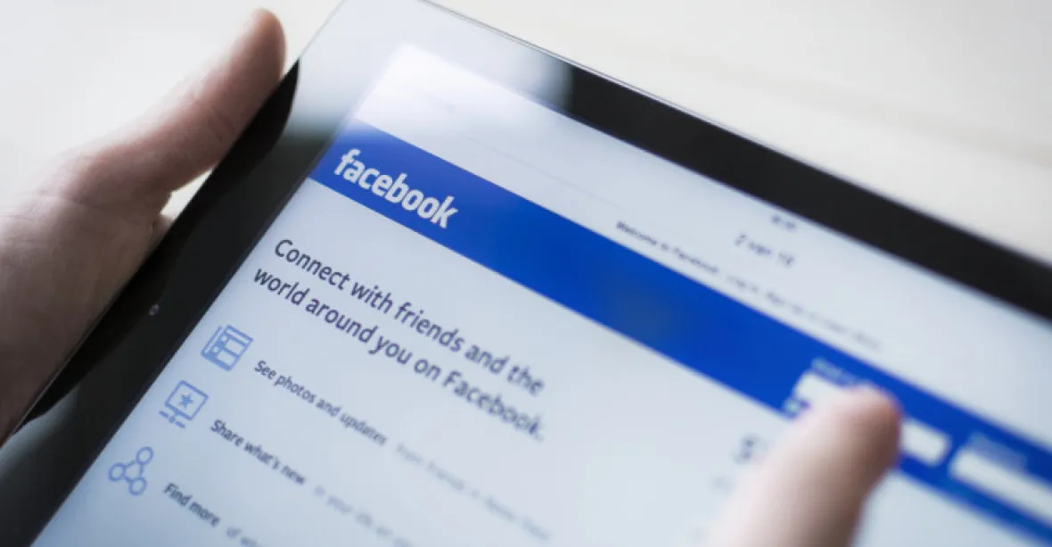 Facebook bojuje s fake news. Nově upozorní uživatele na pochybné účty