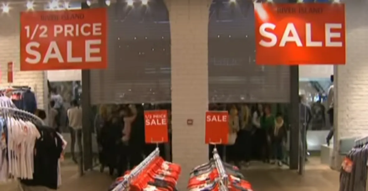 VIDEO: Největší nákupní horečka vypukla. Miliony Britů vyrazily za povánočními slevami