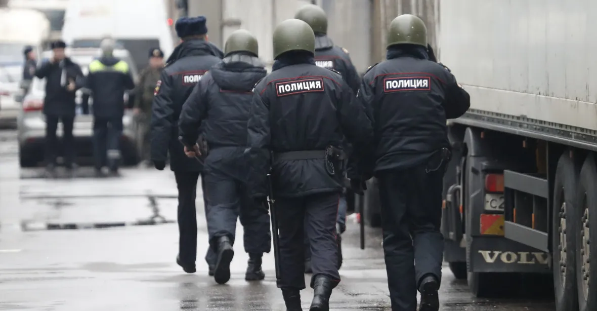 Policie zadržela ředitele moskevské továrny. Kvůli exekuci střílel z kalašnikova