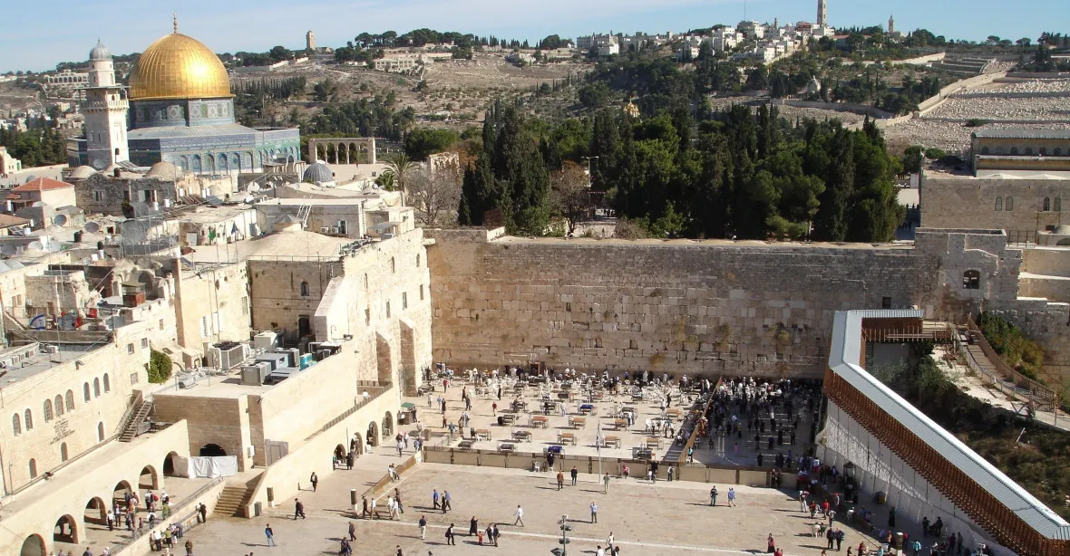 Židé se modlili u Zdi nářků za déšť. Vyzval je k tomu ministr zemědělství