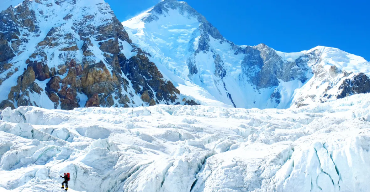 Nepál zakázal výstupy na Everest sólistům i horolezcům s amputací nohou