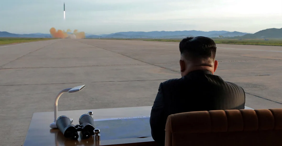 Mám na stole tlačítko k raketám, pochlubil se Kim v projevu
