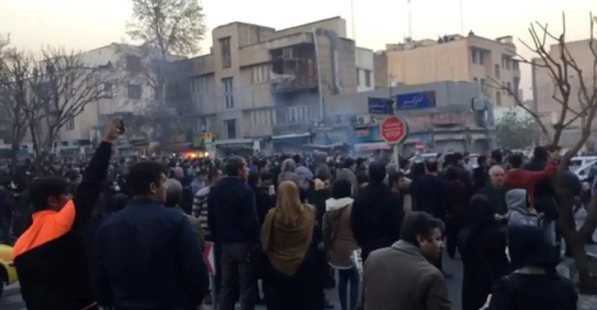 V Íránu zemřelo na demonstracích za noc deset lidí