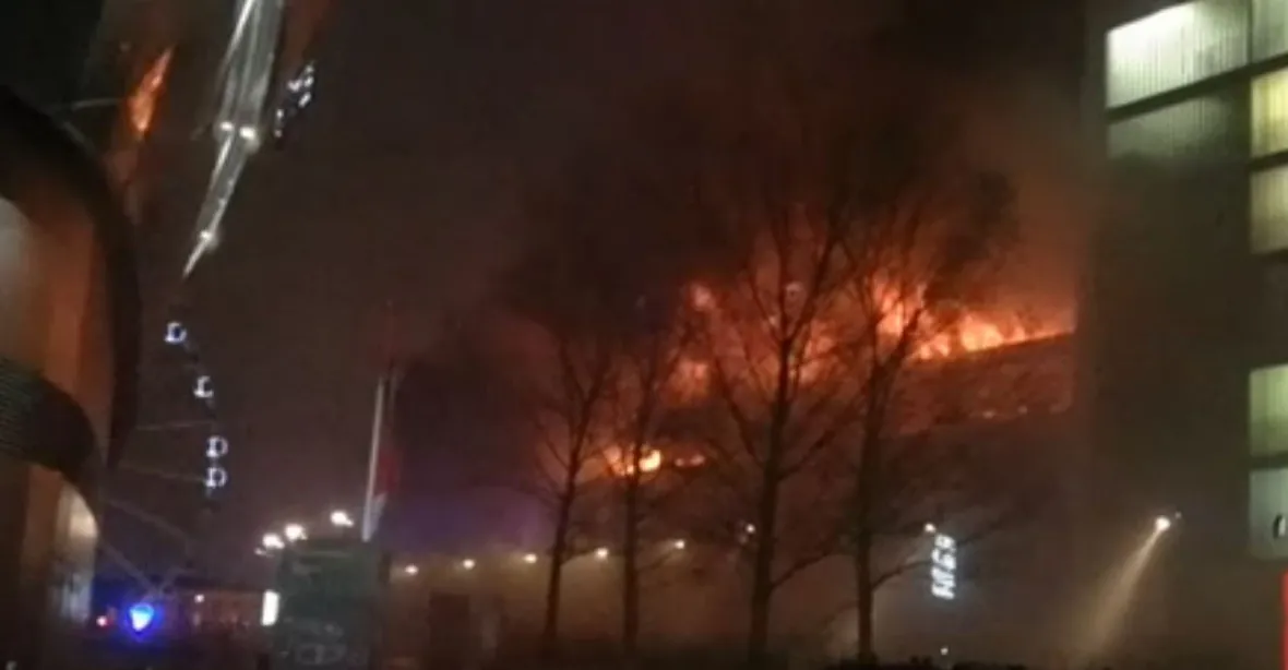 Parkovací dům se proměnil v hořící peklo. Oheň zničil 1400 aut