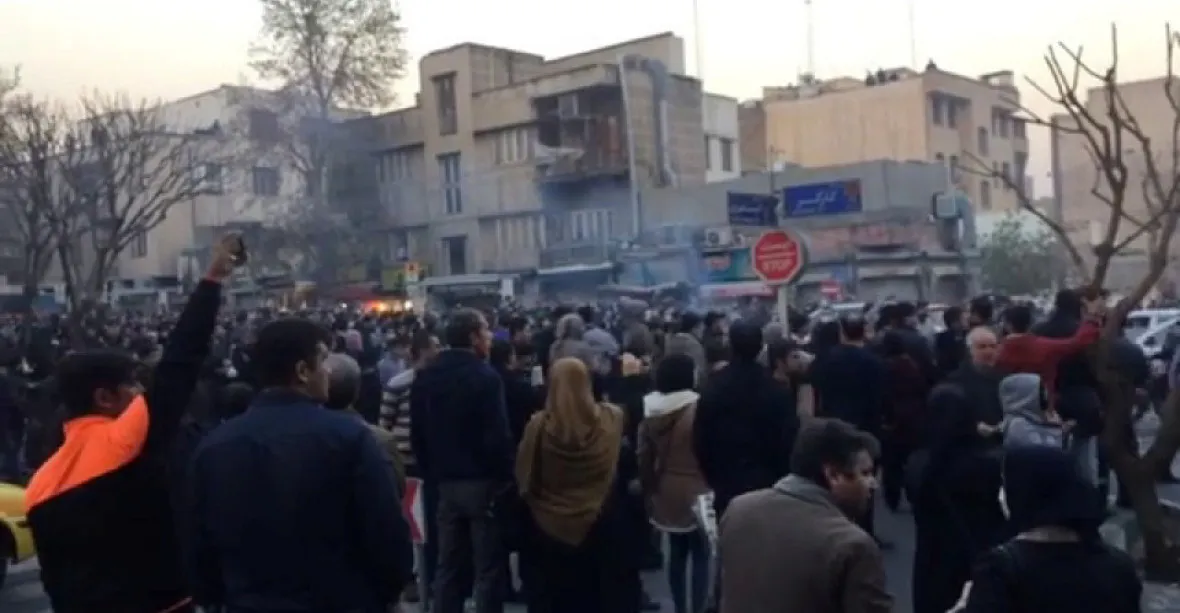 Při protestech v Íránu již zemřelo dvacet lidí, 450 je za mřížemi