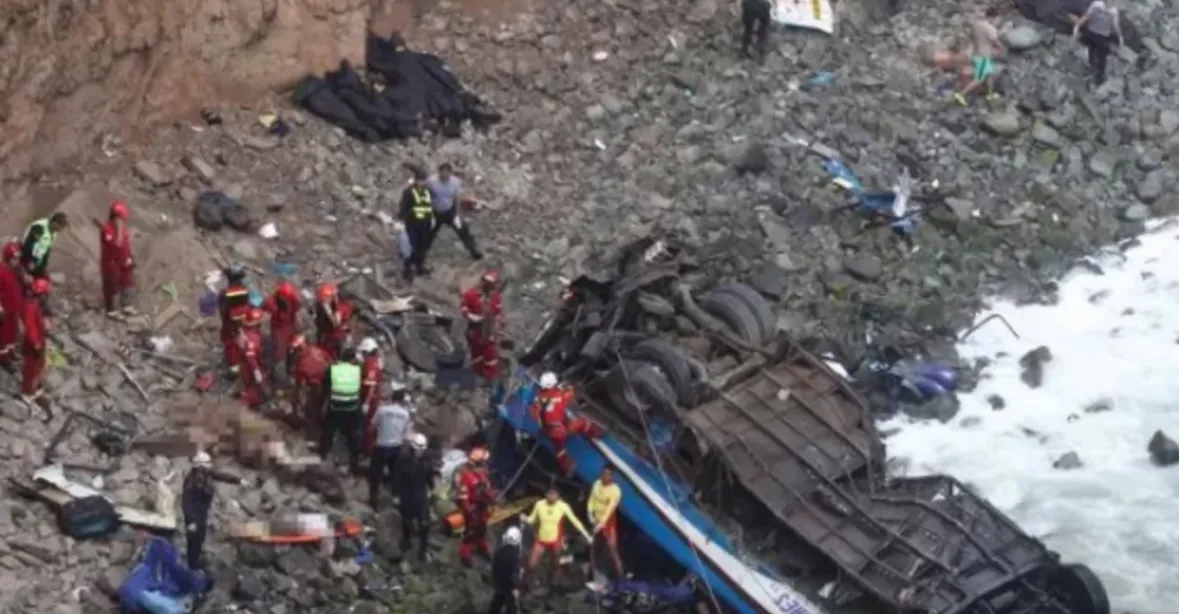 Autobus se v Peru střetl s kamionem a zřítil se ze srázu, zahynulo 50 lidí