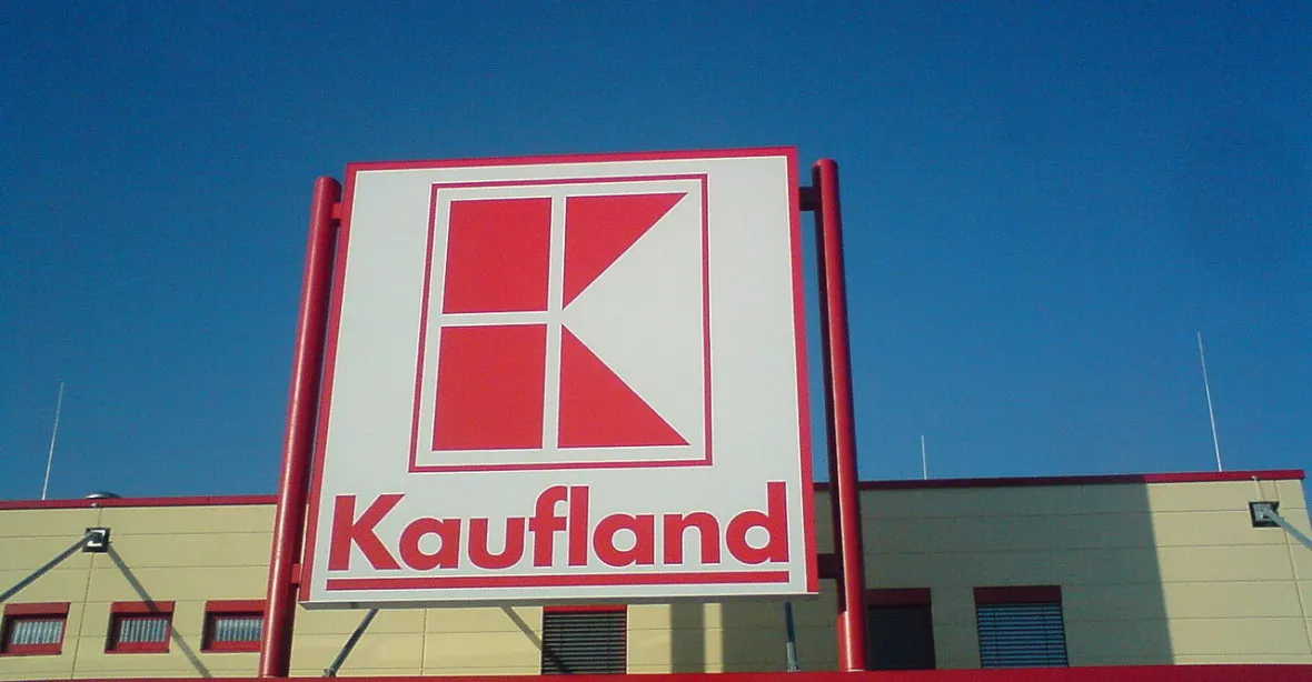 Kaufland prý zakázal pití na pracovišti, zlobí se lidé. Je to zavádějící, reaguje obchod