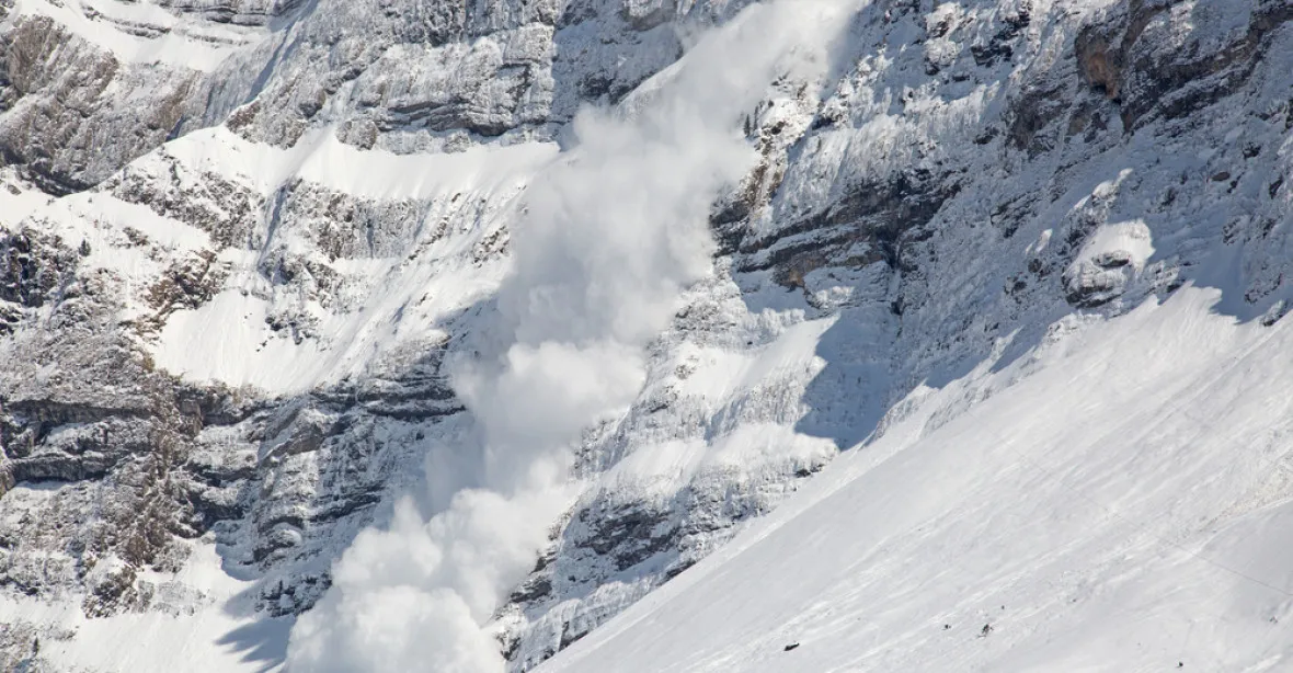 Lavina v Alpách zasáhla skupinu lyžařů. Zemřela 11letá dívka i její matka