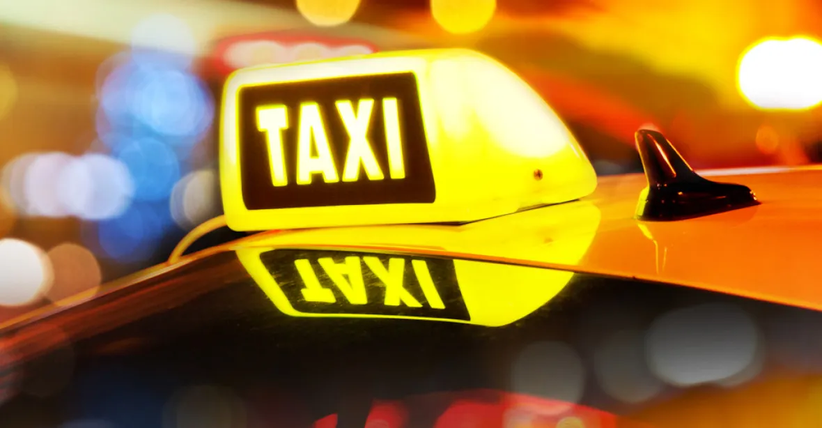 Válka taxikářů? Majitel taxislužby vidí za žhářským útokem konkurenční boj