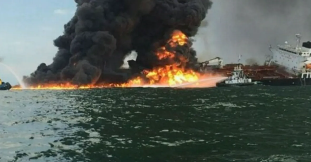 Havarovaný tanker u čínských břehů dál hoří, hrozí exploze. Přes 30 pohřešovaných