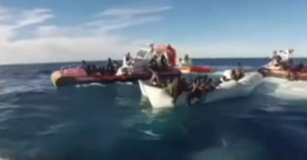 U Libye se potopila loď s migranty. 64 jich zahynulo