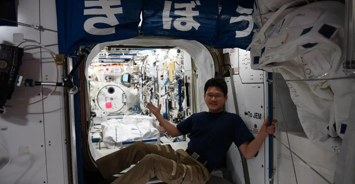 Japonský astronaut z ISS tvrdil, že vyrostl o 9 centimetrů. Pak se omluvil
