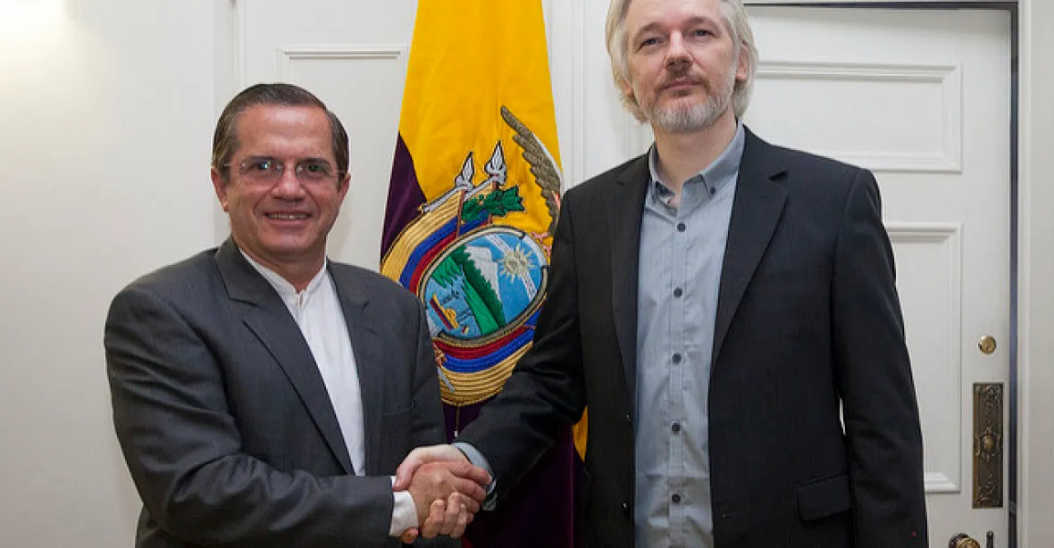 Assange žije už 5 let na ambasádě. Nyní získal ekvádorské občanství