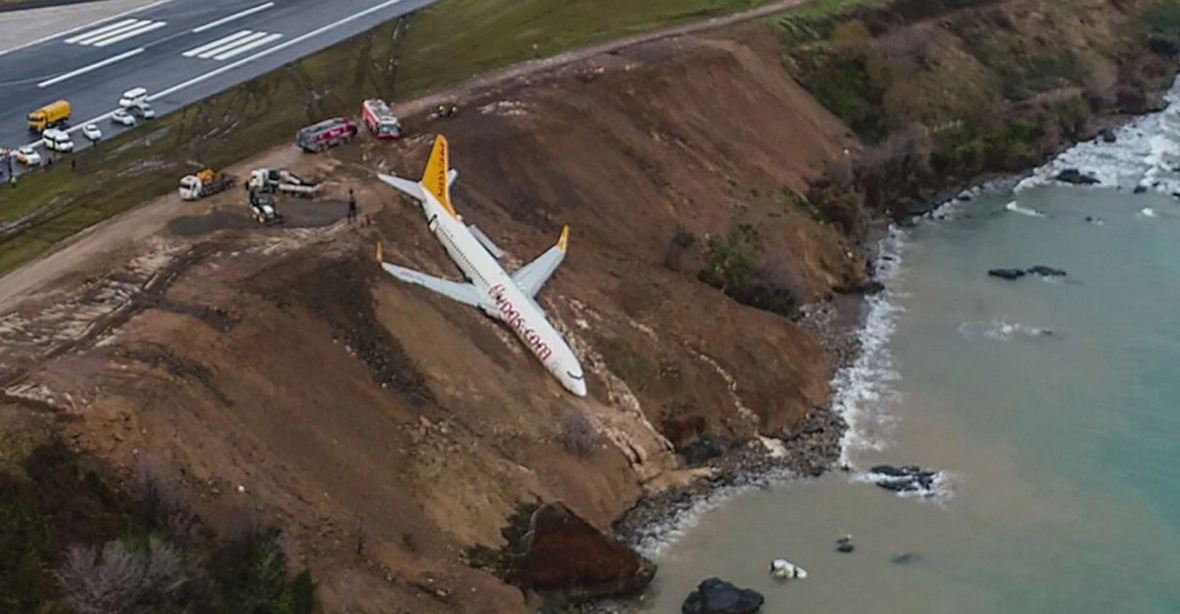 Boeing 737 sklouzl z ranveje a zůstal viset nad útesem, nikdo se nezranil