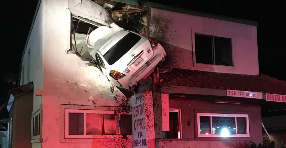 Řidič v Kalifornii narazil do druhého patra budovy a zůstal v ní viset