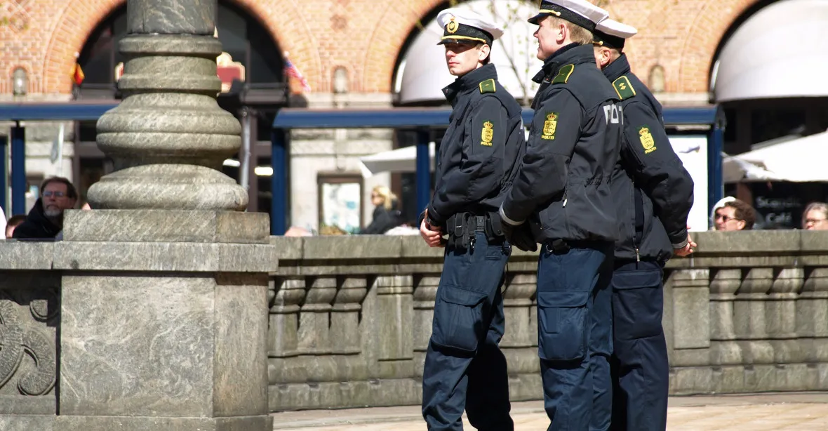 Dánská policie stíhá tisícovku mladých lidí, sdíleli video se souloží nezletilých