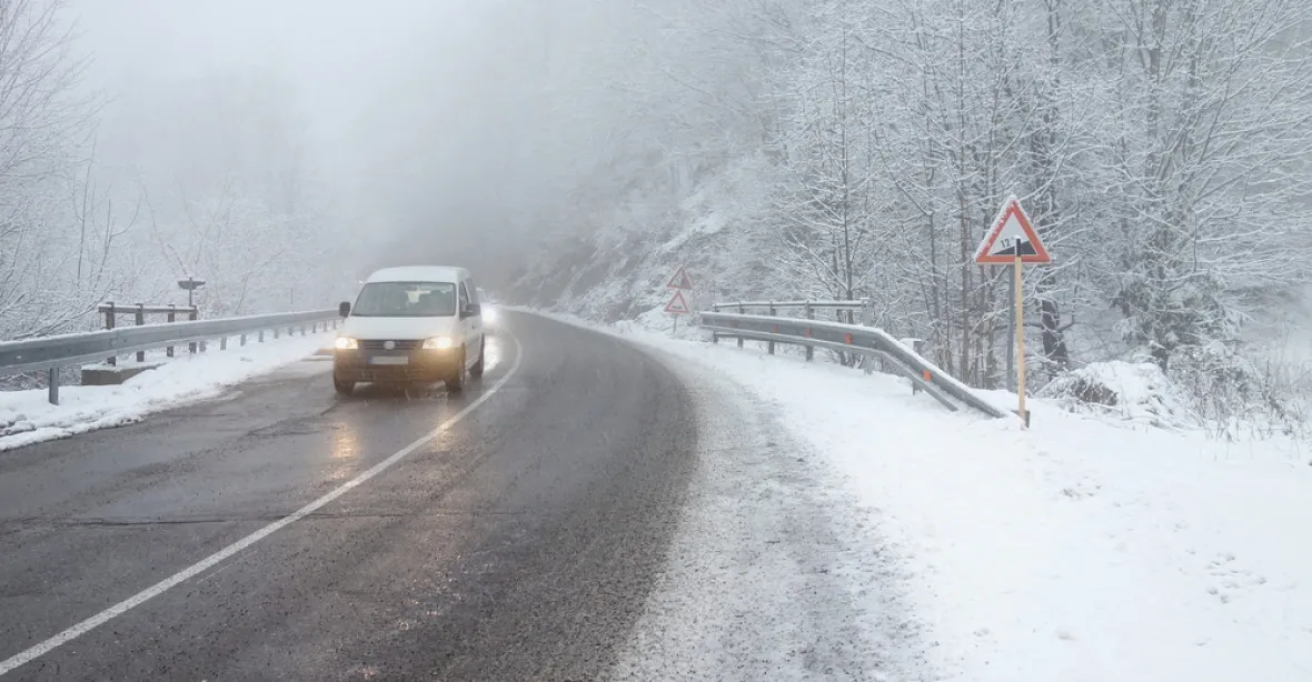Sněhová kalamita: D1 zablokovala v obou směrech nehoda 36 aut