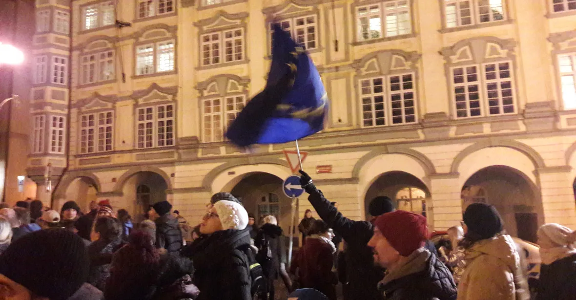 Česko vzpomíná na Palacha. Stovky lidí protestovaly proti Babišovi a Ondráčkovi