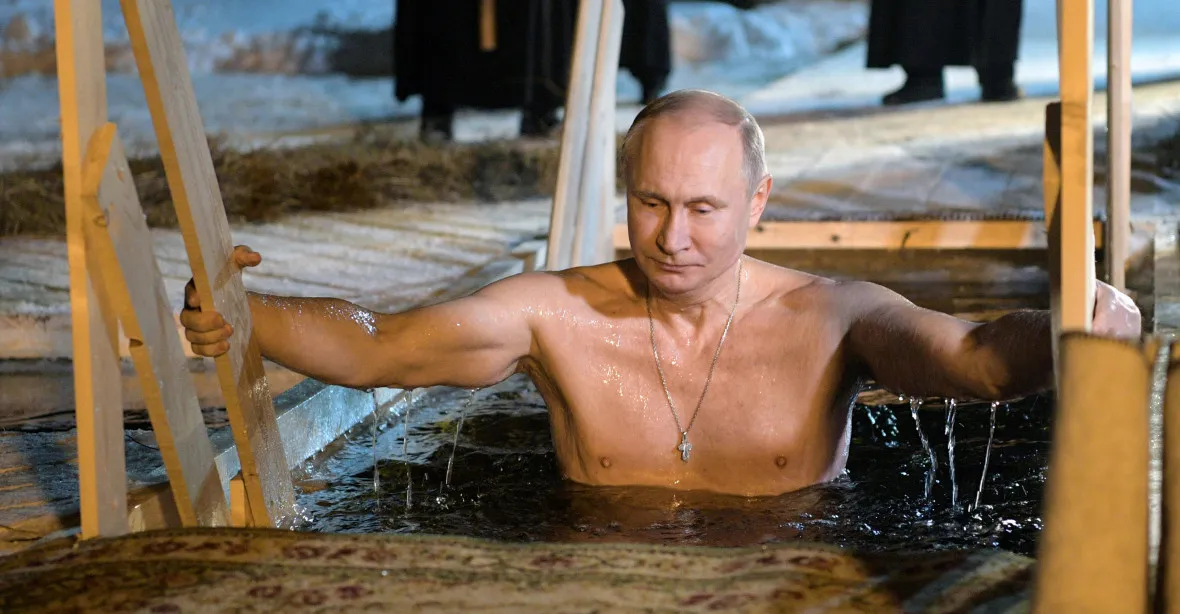 Putin se koupal v šestistupňovém mrazu, poprvé před novináři