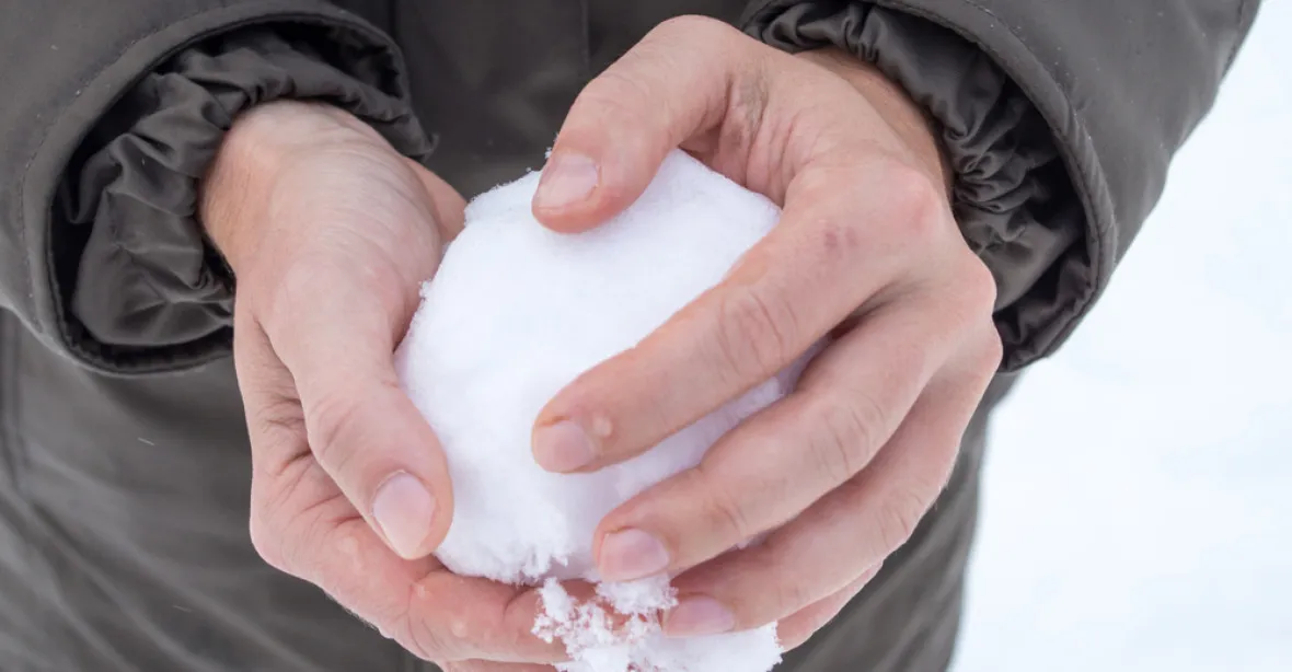 Muž na policisty házel sněhové koule a kousal, odsoudili ho na 30 dní