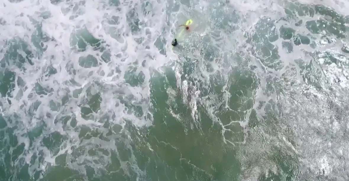 VIDEO: Dron zachránil z moře dva plavce, kteří bojovali s vlnobitím