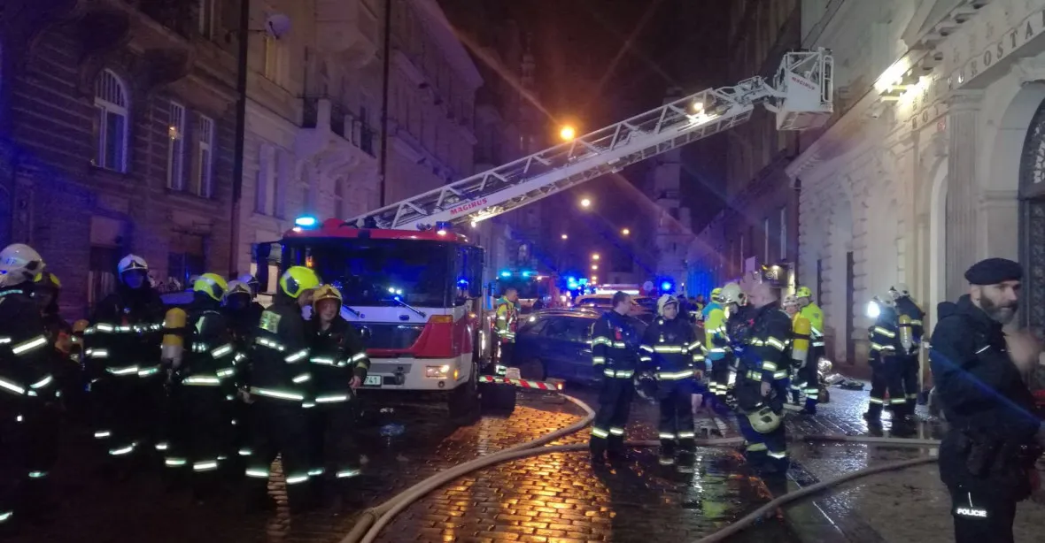 Při požáru hotelu v centru Prahy zemřeli dva lidé, další jsou zranění