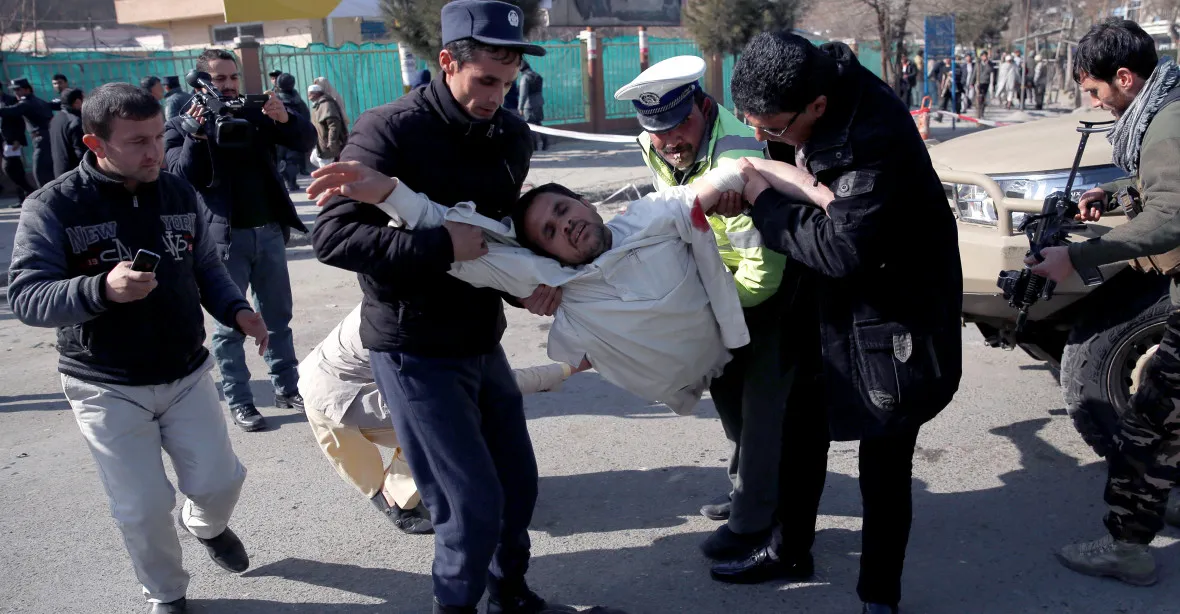 Po výbuchu bomby ukryté v sanitce jsou v Kábulu desítky mrtvých