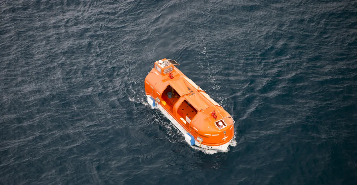 Vojáci našli záchranný člun se sedmi lidmi z trajektu, který ztroskotal v Tichomoří.