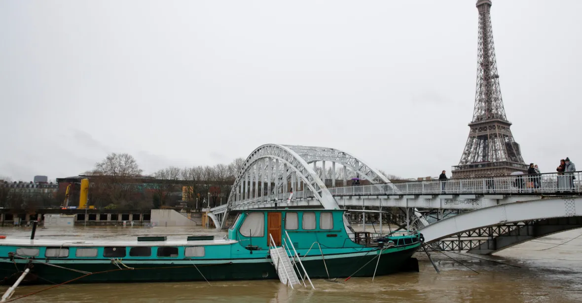 Hladina Seiny v Paříži pomalu stoupá, nejhorší záplavy to ale nebudou