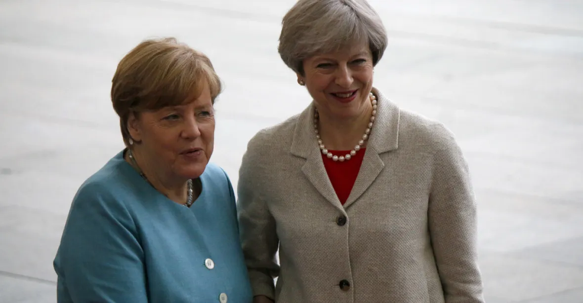 Merkelová se před novináři vysmívala Mayové. Parodovala vyjednávání o brexitu