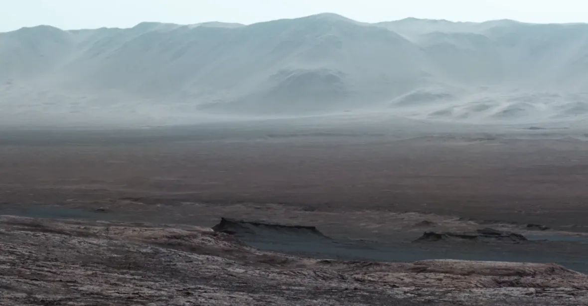 Mars, jak ho neznáte. Sonda pořídila nevídané panorama. Podívejte se