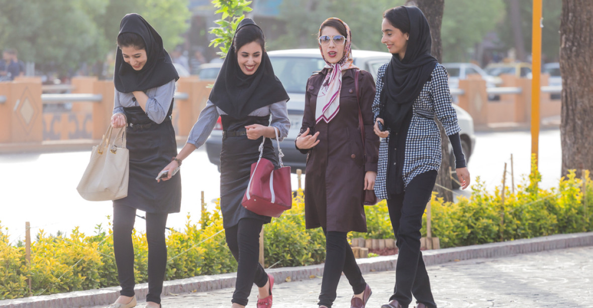 Postavení Íránek: méně rodí, více studují a rozvádějí se