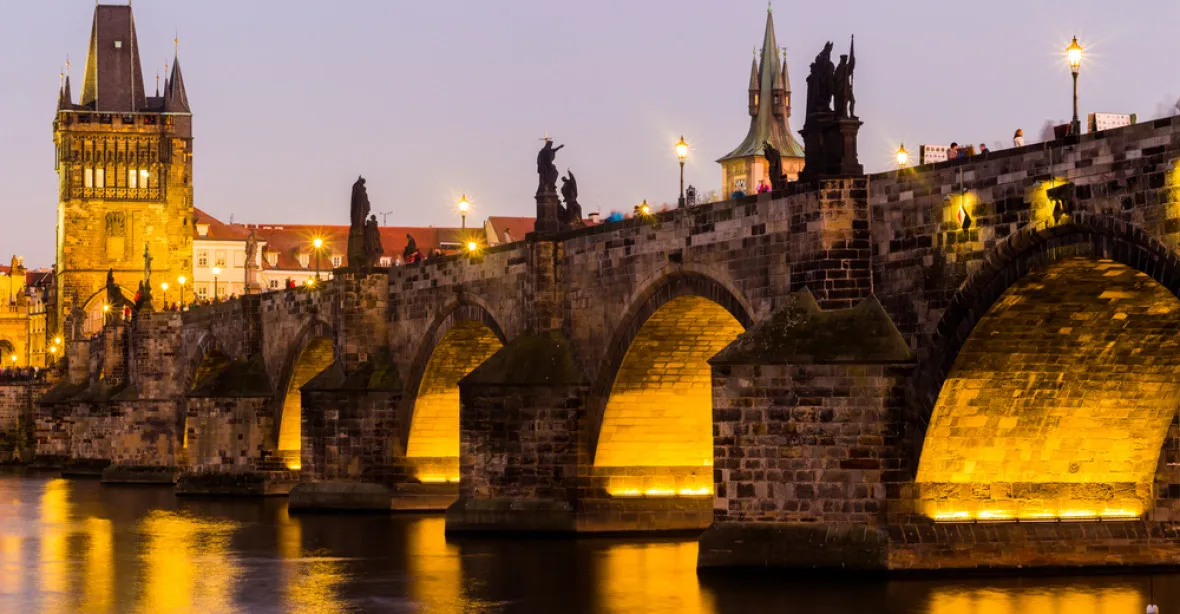 Praha prozkoumá kameny Karlova mostu, oprava bude trvat asi 20 let