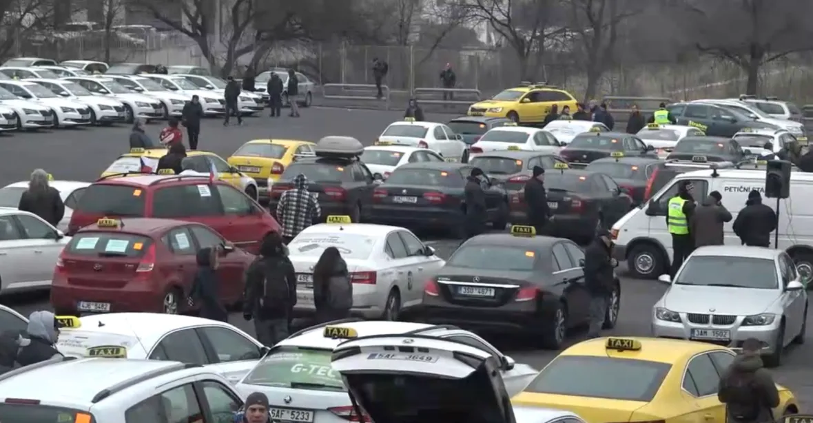 Stovky taxikářů protestovaly v centru Prahy, pomalou jízdou blokovaly dopravu