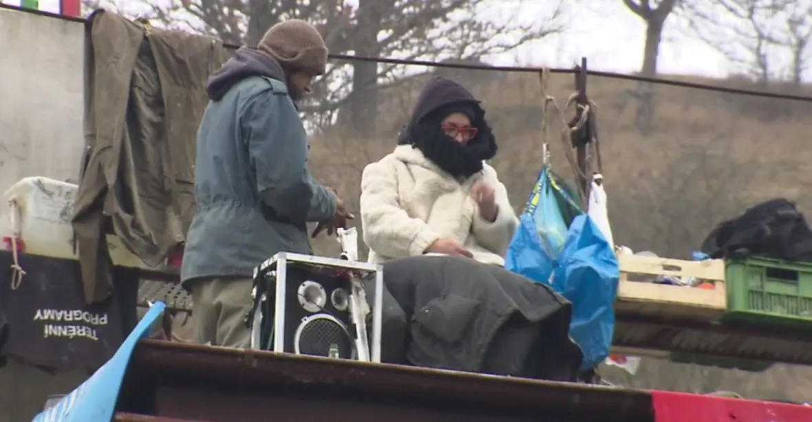 Konec protestu ve vile Šatovka. Squatteři opustili střechu, policie je zadržela