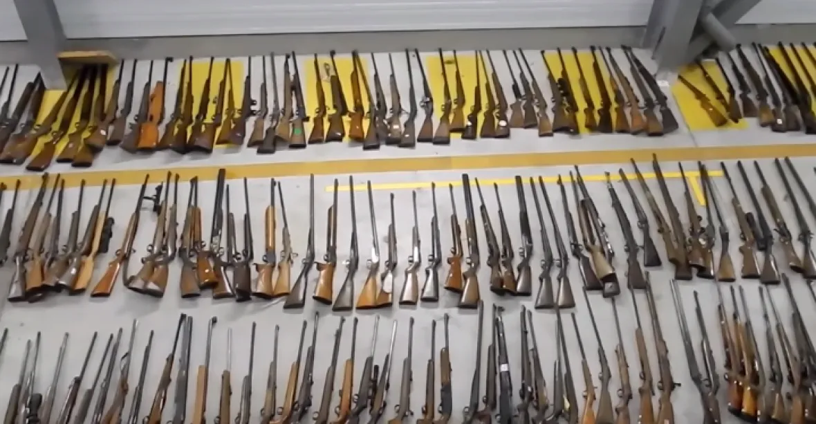 Muž se snažil poslat pušku poštou. Policie u něj našla stovky zbraní a munice