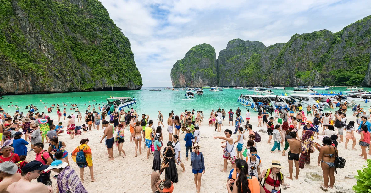 Thajsko na čas uzavře slavnou pláž Maya Bay. Turisté ničí korálové útesy