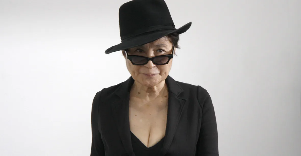„Ta, co rozbila Beatles.“ Lennonova manželka Yoko Ono slaví 85 let