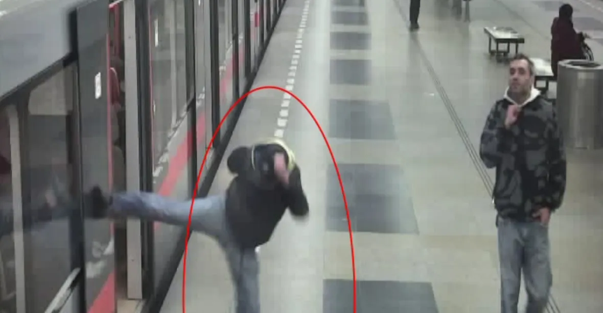 VIDEO: „Karatista“ svým kopem rozbil okno v metru