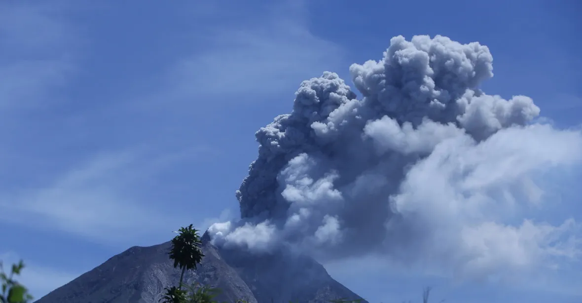 VIDEO: Sopka se nečekaně probudila. Děti prchaly ze školy