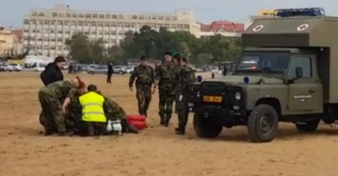 Vojenská policie stíhá parašutistu, který na Letné dopadl mezi lidi