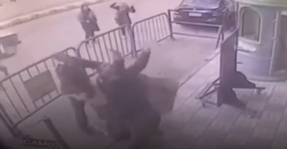 VIDEO: Policista zachránil pětileté dítě padající ze třetího patra
