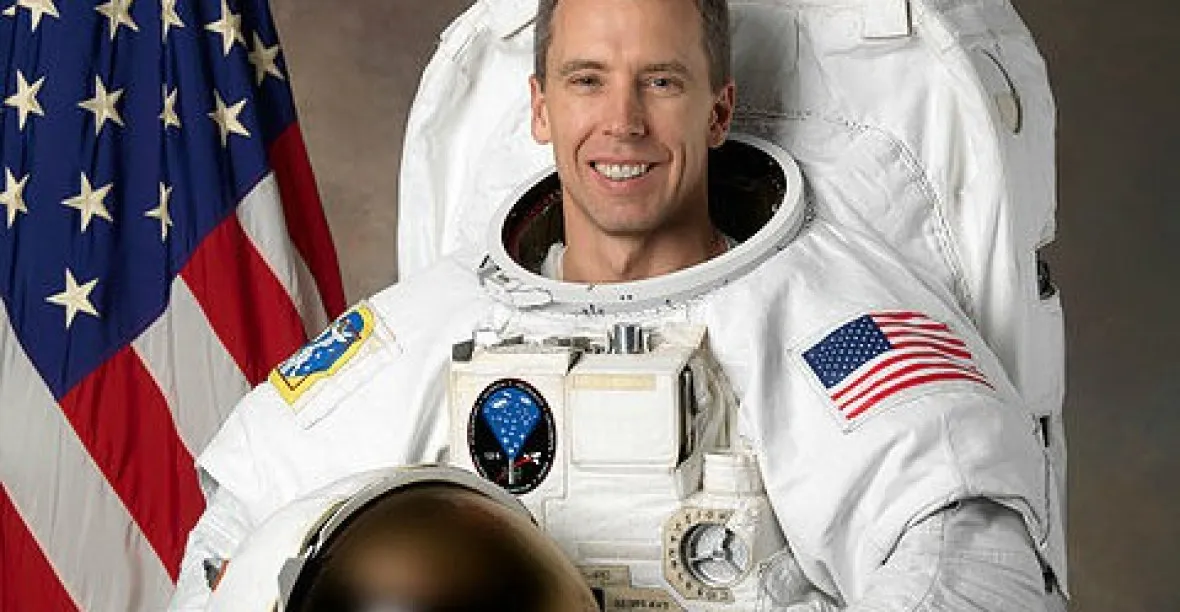 Astronaut Feustel vezme s sebou do vesmíru obrázky z Terezína